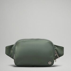 Lululemon Everywhere Belt Bag Large 2L
Color: Grey Eucalyptus